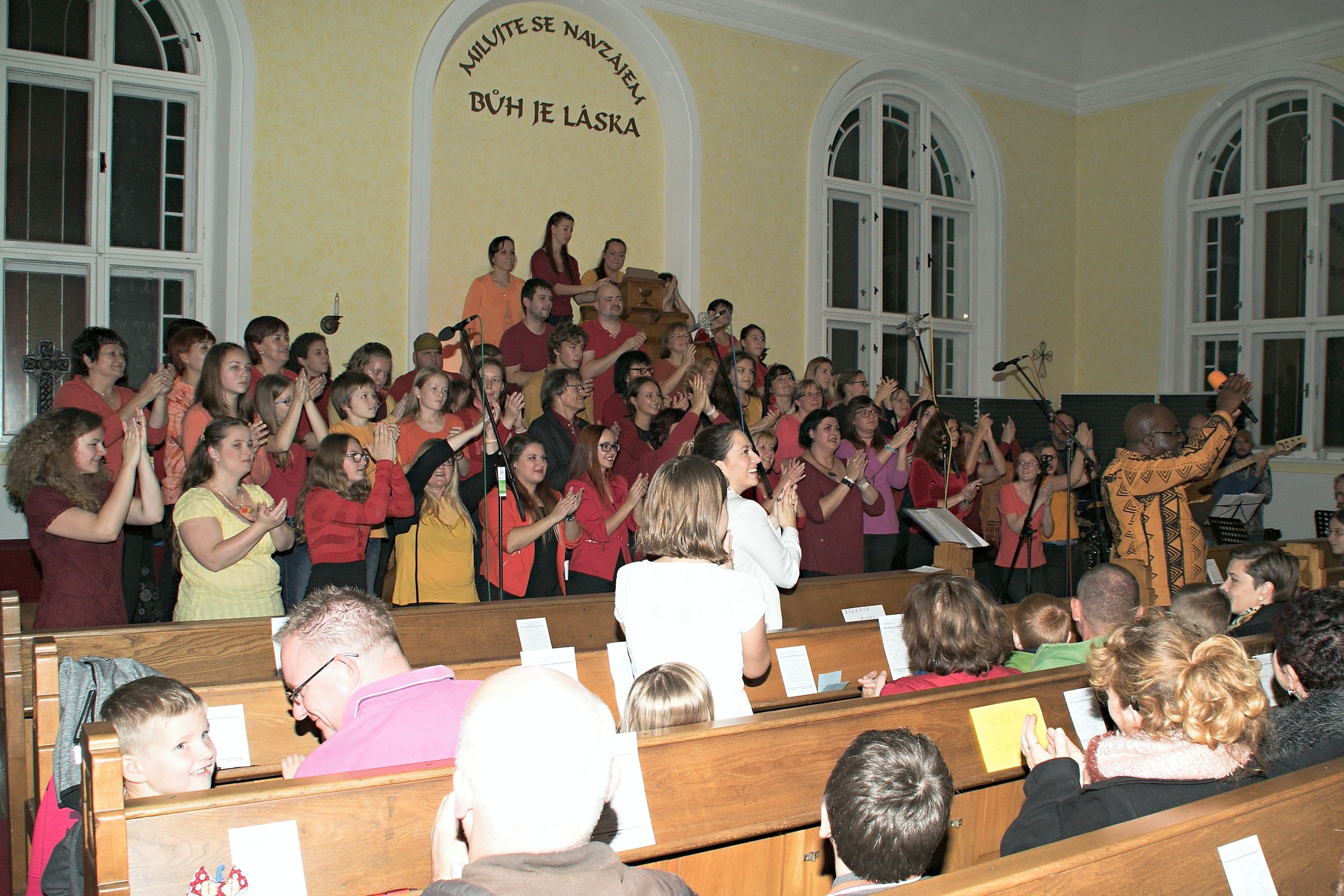 Účastníci workshopu se soustředěním na gospelový nácvik